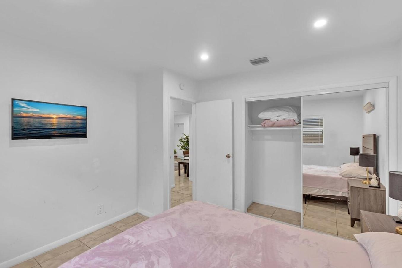 2 Bedroom House Minutes From Beach And Casino Db1 ดาเนียบีช ภายนอก รูปภาพ