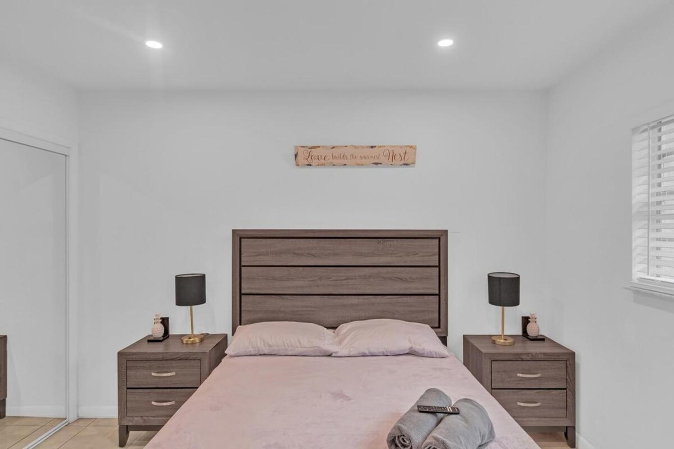 2 Bedroom House Minutes From Beach And Casino Db1 ดาเนียบีช ภายนอก รูปภาพ