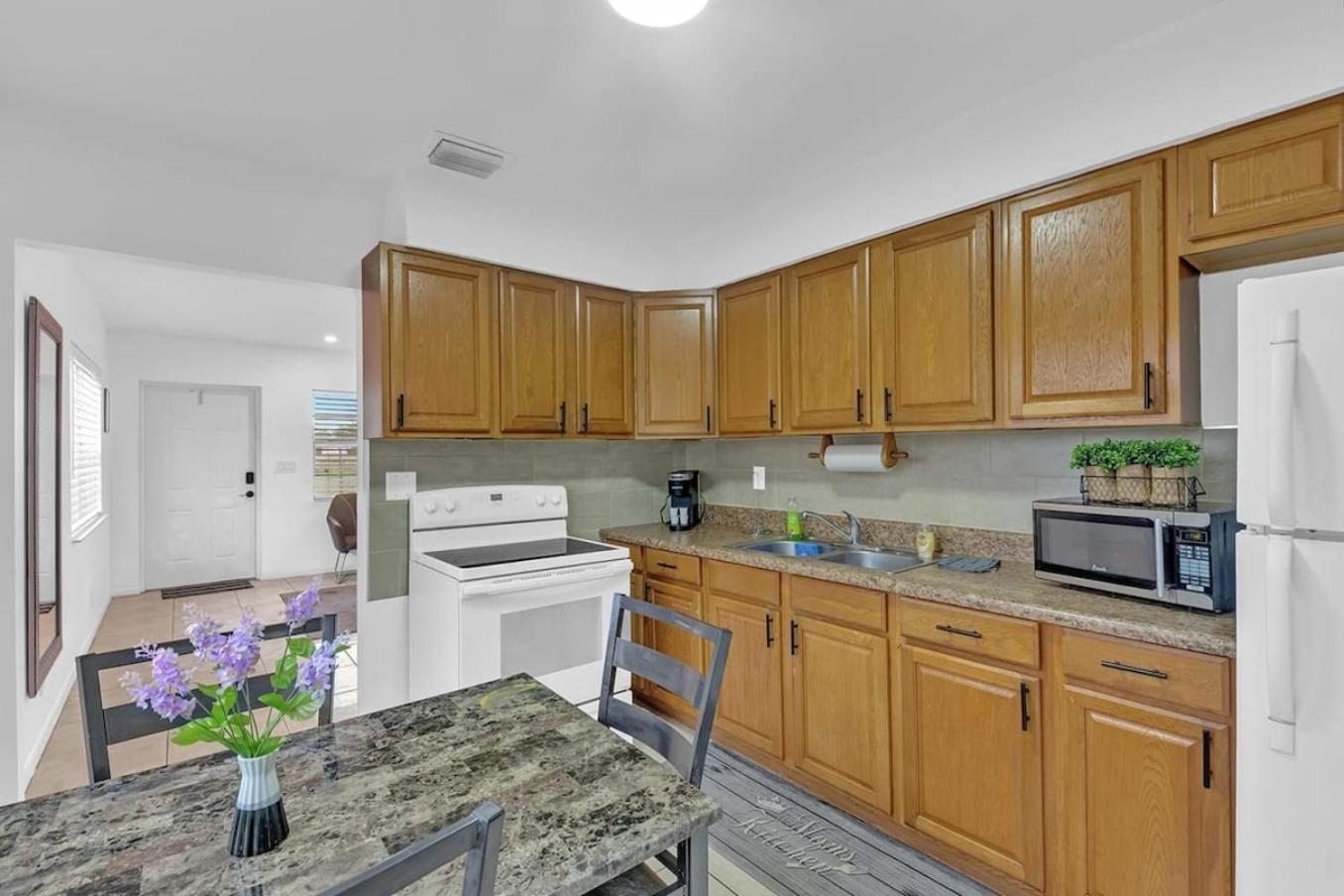 2 Bedroom House Minutes From Beach And Casino Db1 ดาเนียบีช ภายนอก รูปภาพ